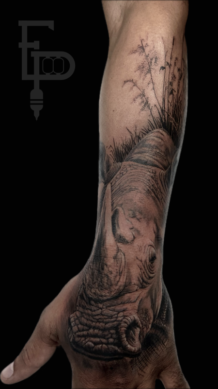 Rinoceronte realista preto e cinza FP Tattoo