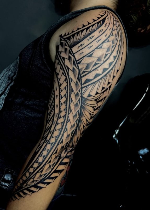 Tatuagem-fechamento-braco-tribal-polinesio-Felipe-Polkorny